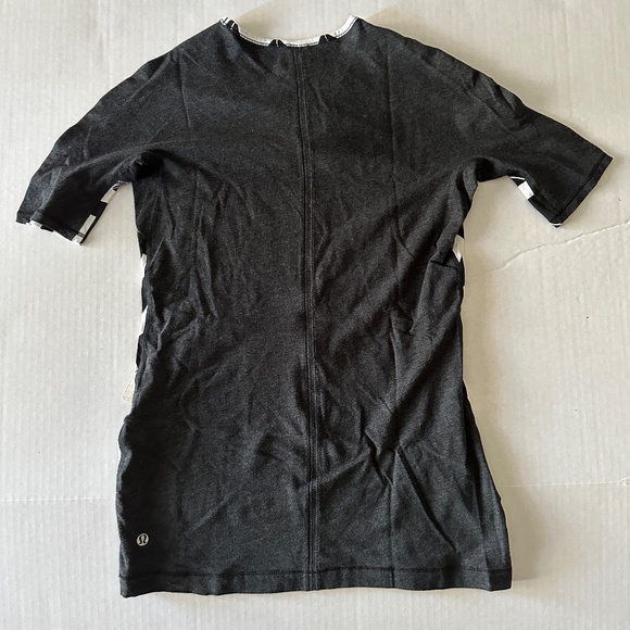 NWT Lululemon Devotion Short Sleeve Tee Arrow Chevron White Black Size 4 - Picture 6 of 7